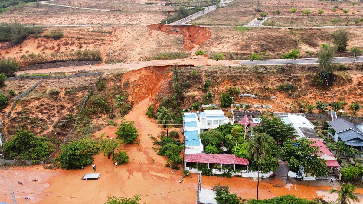 Vụ cát tràn ở Bình Thuận: Chủ đầu tư dự án bất động sản phải bồi thường thiệt hại cho người dân (25/05/2024)
